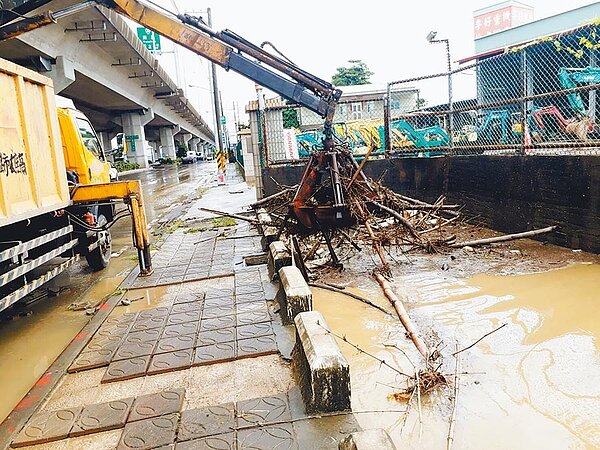 高雄市溝渠、橋下垃圾淤塞嚴重,市府水利局表示,今年溝渠清出的淤積量是去年3倍,令人咋舌。(高市府提供)