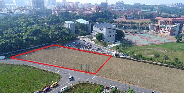 緊鄰高科大楠梓校區的922.10坪建地(紅線範圍),永信建設以3億120萬元得標。圖:高雄地政局提供