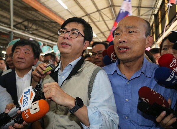 行政院副院長陳其邁(左)19日下午視察金獅湖市場防疫作業,市長韓國瑜(右)也現身表達對行政院核撥防疫經費的感謝。記者劉學聖/攝影