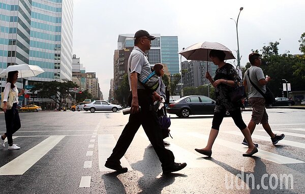 中央氣象局說,今天各地大致為穩定炎熱的天氣,白天氣溫偏高。本報資料照片