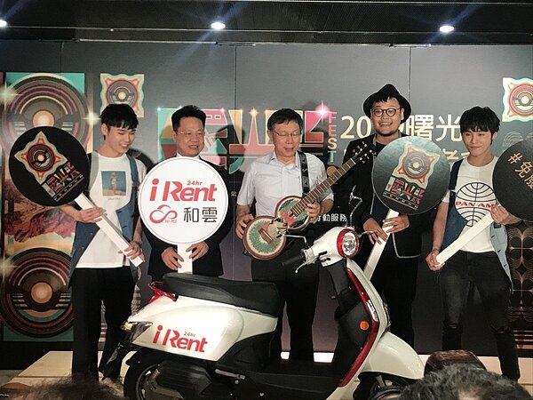 台北市長柯文哲(後排右3)出席「曙光祭」活動時自爆,北市環保局推行廚餘減量已經一年,但成效不到5%,等於「根本沒有降低」。記者魏莨伊/攝影