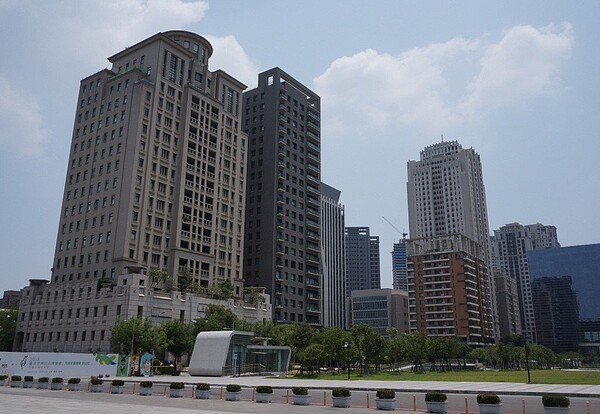 一對年薪超過140萬的夫妻,目前面臨在台北或台中置產的兩難抉擇,故在PTT發文請益網友。圖中建築與新聞無關。 聯合報系資料照片/記者洪敬浤攝影