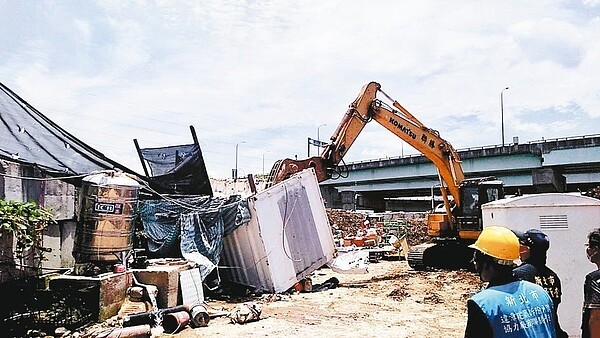 新北市府昨拆除五股垃圾山4家業者的違建。 圖／新北環保局提供