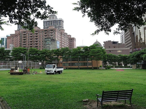 桃園市政府擬在中正公園綠地興建地下停車場,引起周邊居民反彈,並發起搶救綠地連署。 圖/聯合報系資料照片