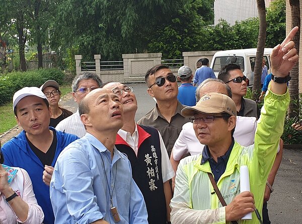 高雄市長韓國瑜連日喊話,政院昨終於全數核撥5300萬元防疫經費,卻對其中113萬元要用來「買禮券」頗有微詞,衛生局表示會移作其他用途。聯合報系資料照