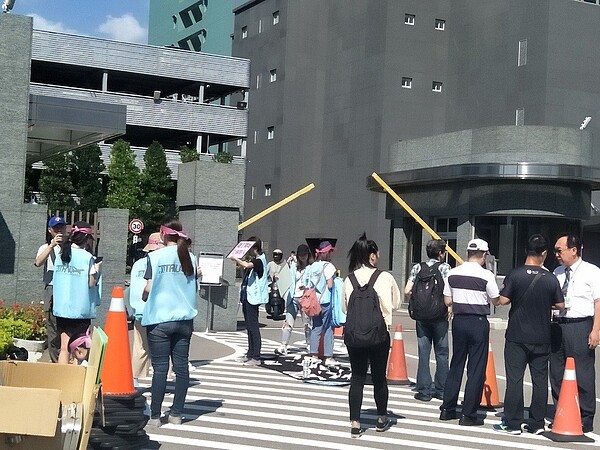 長榮航空與桃園市空服員職業工會勞資協商破局,桃空職工宣佈今天下午四點起啟動罷工行動,長榮航門前空姐陸續集結「風雨欲來」。記者曾增勳/攝影