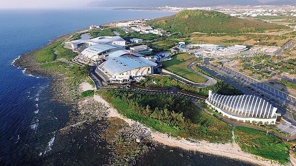 屏東海生館18日晚上11時許在水族實驗中心門口發現1隻疑似秋行軍蟲的成蟲，通報農委會防檢局確定為秋行軍蟲成蟲（雌蛾）。圖／海生館提供