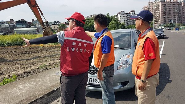 經濟部水利署第十河川局請防汛護水志工隊協助巡查周邊的農田綠地,並成功通報1處確認案例。圖/水利署第十河川局提供