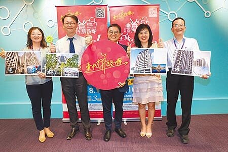 台中市府19日宣布購物節頭獎千萬豪宅,加碼送停車位,20日開放民眾票選出心中最想要的豪宅。(盧金足攝)