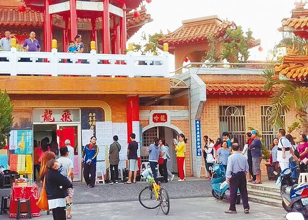 多久前遷戶籍才有投票權？屏東縣選委會解釋跨縣市及縣市內遷戶籍有差別。圖為民眾選舉投票排隊。（潘建志攝）