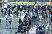 長榮空服罷工打亂2萬人行程　旅客抱怨地勤承受　氣憤反對罷工