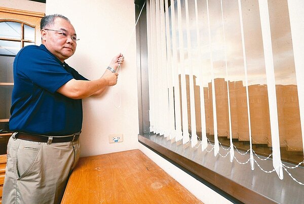 工研院科技講堂,綠能所特助傅孟臺示範拉窗簾節電。 記者胡經周/攝影