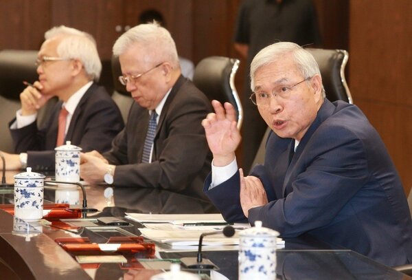 央行總裁楊金龍（右）表示，在不考慮美中貿易戰再升高下，下修ＧＤＰ。 記者黃義書／攝影