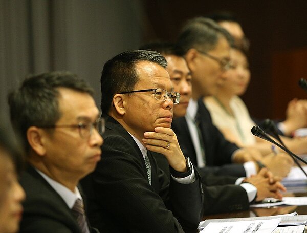 長榮航空總經理孫嘉明(左二)昨向旅客道歉,指工會突襲式罷工,犧牲旅客權益,長榮絕不畏懼任何挑戰與威脅。 記者林澔一/攝影