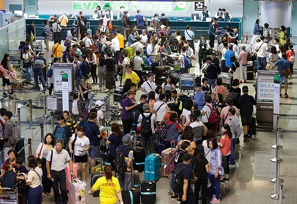 長榮航空罷工影響今天多個航班,團體旅客一早還是排滿櫃台前。 記者鄭超文/攝影