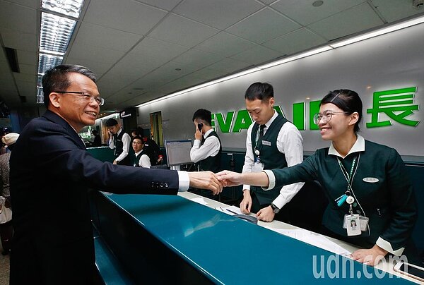 長榮航空罷工進入第二天,地勤人員為停飛的班機進行簽轉業務忙得團團轉,工作負荷沈重,早上總經理孫嘉明(左)前往慰問地勤人員的辛勞。記者鄭超文/攝影