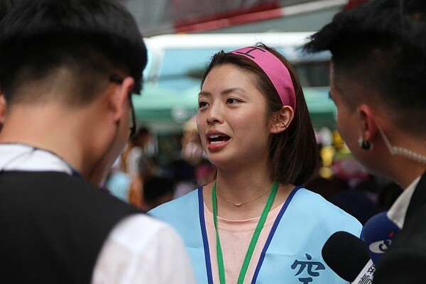 今年初傳出長榮空服員被迫為外籍旅客「脫褲子、擦屁股」,現身長榮罷工現場,記者許政榆/攝影