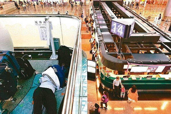 長榮空服罷工影響今天多個航班,一名等候的旅客躺在四樓的地板上補眠。 記者鄭超文/攝影
