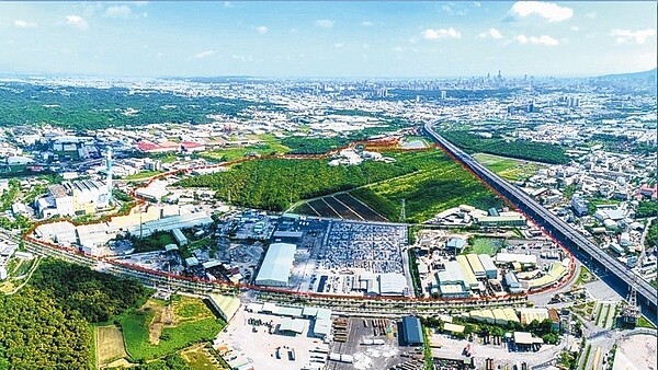 高雄「仁武產業園區」位於國道10號仁武交流道附近,預定地上有2萬多棵造林樹木。圖/高市經發局提供