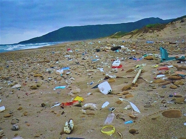 台灣海邊的人造物垃圾處處可見。圖／海生館提供