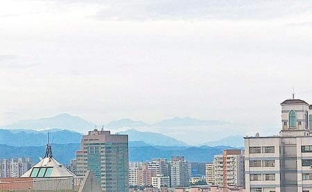 台中市空汙逐漸改善，市區即可遠眺玉山美景。（盧金足攝） 