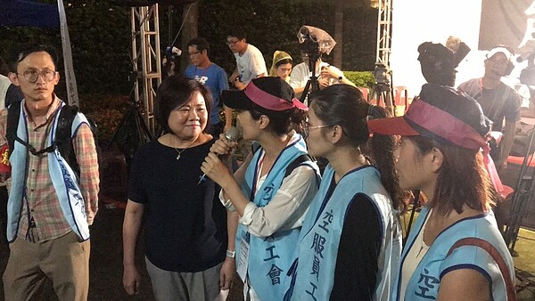 勞動部長許銘春(左二)晚間現身桃園南崁長榮大樓罷工現場。記者許政榆/攝影