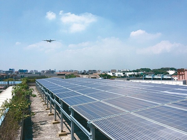 北市105年起推動屋頂種電，在學校、機關等公家單位場域建置太陽光電板。 圖／產業局提供