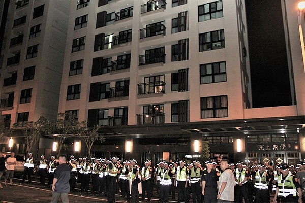 被懷疑虐童的郭姓保母住家大樓因網友前往,警方最後在大樓前圍起人牆。記者黃寅/攝影