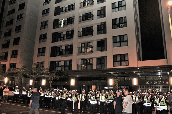 被懷疑虐童的郭姓保母住家大樓因網友前往，警方最後在大樓前圍起人牆。記者黃寅／攝影