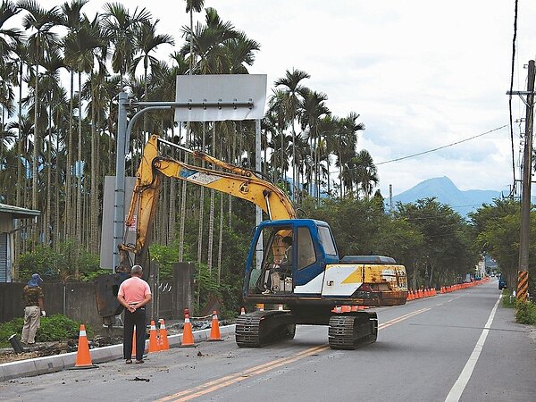 南投縣集集鎮武昌宮周邊進行電桿地下化工程，預計年底完工，盼打造清爽天際線的環狀景觀路線。 記者賴香珊／攝影