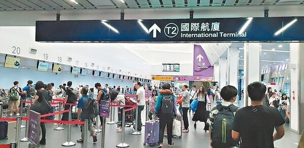 台中國際機場，有國內線和國際線，但目前是軍民航機共用跑道，地方強烈建議興建一條民航專用跑道。 記者游振昇／攝影