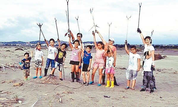 新竹市23日舉行大規模淨海、淨灘活動，吸引不少親子響應。（徐養齡攝）