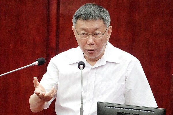 台北市長柯文哲今(24)日赴議會進行大巨蛋專案報告,對於議員質疑去年11月29日的內部會議是在幫遠雄找解套方式 記者林伯東/攝影