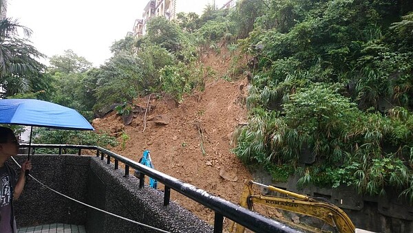 秀山路邊坡情況。圖/新北市工務局提供