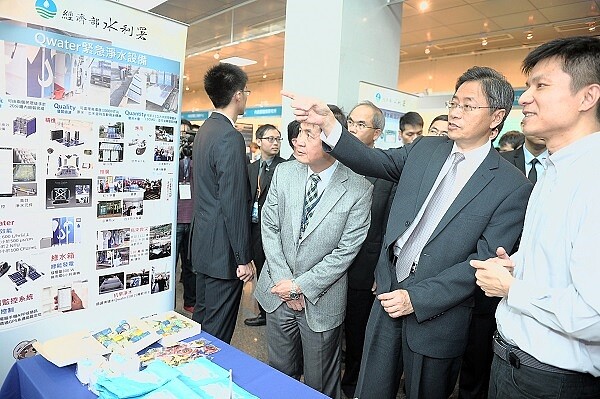 前行政院長張善政曾在105年4月核定200億的「安家固園計畫」改善土壤液化問題。(圖/行政院)