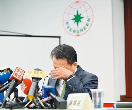 長榮航空總經理孫嘉明提到辛苦支援的同仁，一度落淚說：「我真的不知道怎麼感謝。」（賴佑維攝） 