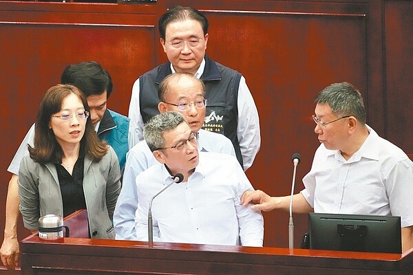 去年11月29日市府會議引爆喬蛋疑雲，台北市長柯文哲（右）昨議會專案報告，前顧問李文宗（前中）想插話時，柯示意不用回答。 記者林伯東／攝影