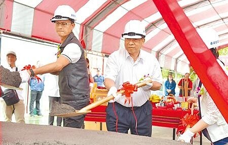 南投縣副縣長陳正昇(左二)、仁愛鄉長吳文忠(左一)等主持仁愛鄉仁愛國小教學大樓重建工程動土。(楊樹煌攝)