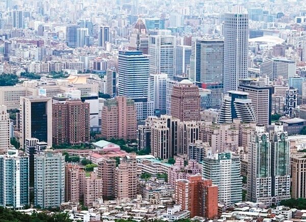 重購自住房屋還可抵綜合所得稅額,只要是賣出自住房地產前後兩年內再購置房地產自住,即可能符合「重購退(抵)稅」的資格。財政部高雄國稅局表示,此項減稅政策無論是「先買後賣」或是「先賣後買」都可以適用。 (本報系資料庫