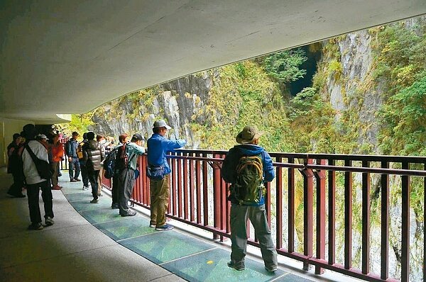 九曲洞新設水景步道中有十公尺設置強化玻璃,讓遊客透視湍急溪水。 圖/太管處提供