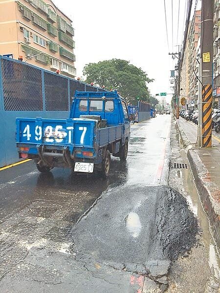 捷運三鶯線開挖後，土城中央路四段路面出現多個大洞，且地基被掏空，台電等事業單位緊急灌漿防止擴大。（許哲瑗攝）