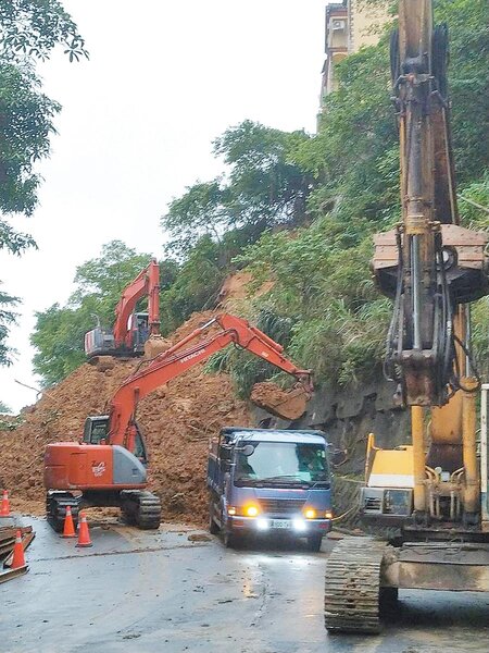 汐止秀山路24日發生土石坍塌，土石覆蓋道路，公所與工務局緊急搶通中。（葉德正翻攝）