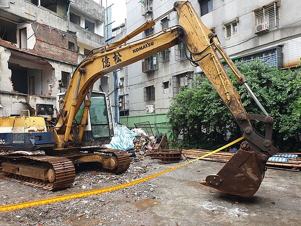 新北市新莊區光明段及鶯歌區陶瓷段2處危老重建案昨同時舉辦拆除儀式。 記者胡瑞玲/攝影