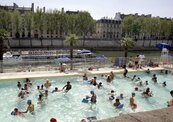 巴黎40℃熱爆　　游泳池、公園夜間開放還設「冷房」　　