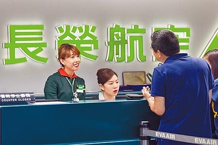 
第一線的內、地勤人員力挺公司，值勤時陸續在胸前佩掛「反罷工」等胸章，或是綠絲帶，表達支持公司的態度，也承諾會堅守自己的工作崗位，盡量幫助旅客前往目的地。（陳麒全攝）
 