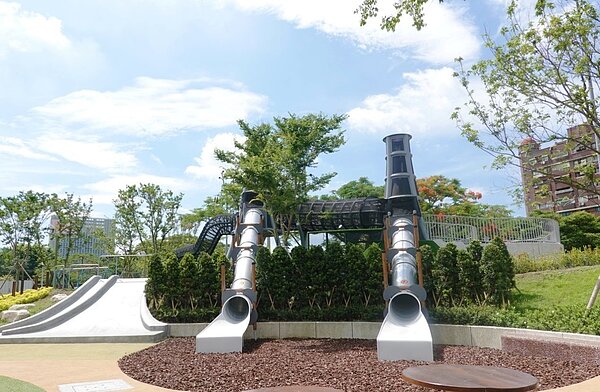 歷經2年設計、施工,華山大草原共融遊戲場今起開放試營運,以華山車站、華山酒廠為設計主題,提供親子一個假日休閒去處。圖/台北市公園處提供