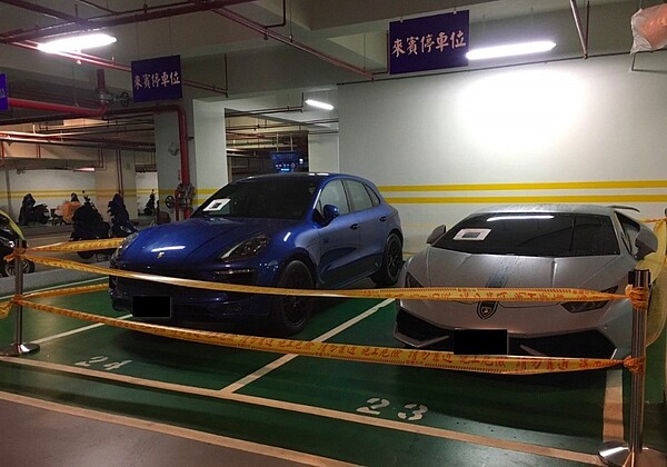 兩岸地下匯兌,因獲利豐厚,駕駛藍寶堅尼及保時捷跑車代步。記者李奕昕/翻攝