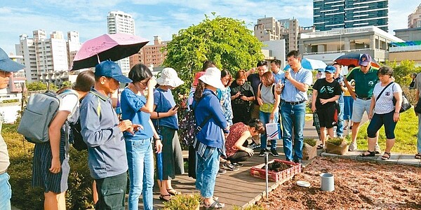 高雄市工務局舉辦綠屋頂示範研討會，吸引民眾參加。 記者謝梅芬／攝影