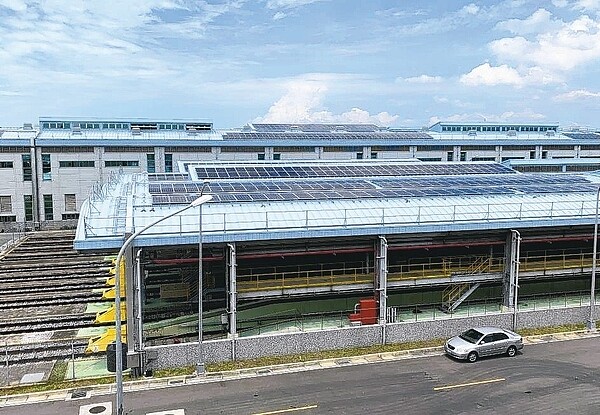 響應綠色低碳城市,桃園捷運目前使用綠電已達10%,昨於青埔機廠建置太陽能光電系統,完成後綠電可增加30%。 記者許政榆/攝影