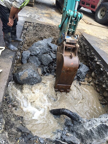 台水公司緊急搶修鯉魚潭給水廠原水管設備漏水，在台水與承攬施工廠商搶修下，提早在今天凌晨1時全面恢復供水。圖／台水公司第四區處提供